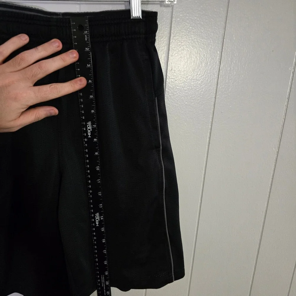 Under‎ Armour Boys Small HeatGear Loose Fit Athletic Shorts Black S Pockets